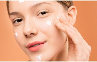 Τι είναι το Υαλουρονικό Οξύ; Τι είναι η Ρετινόλη; Τι ακριβώς κάνουν στο δέρμα;